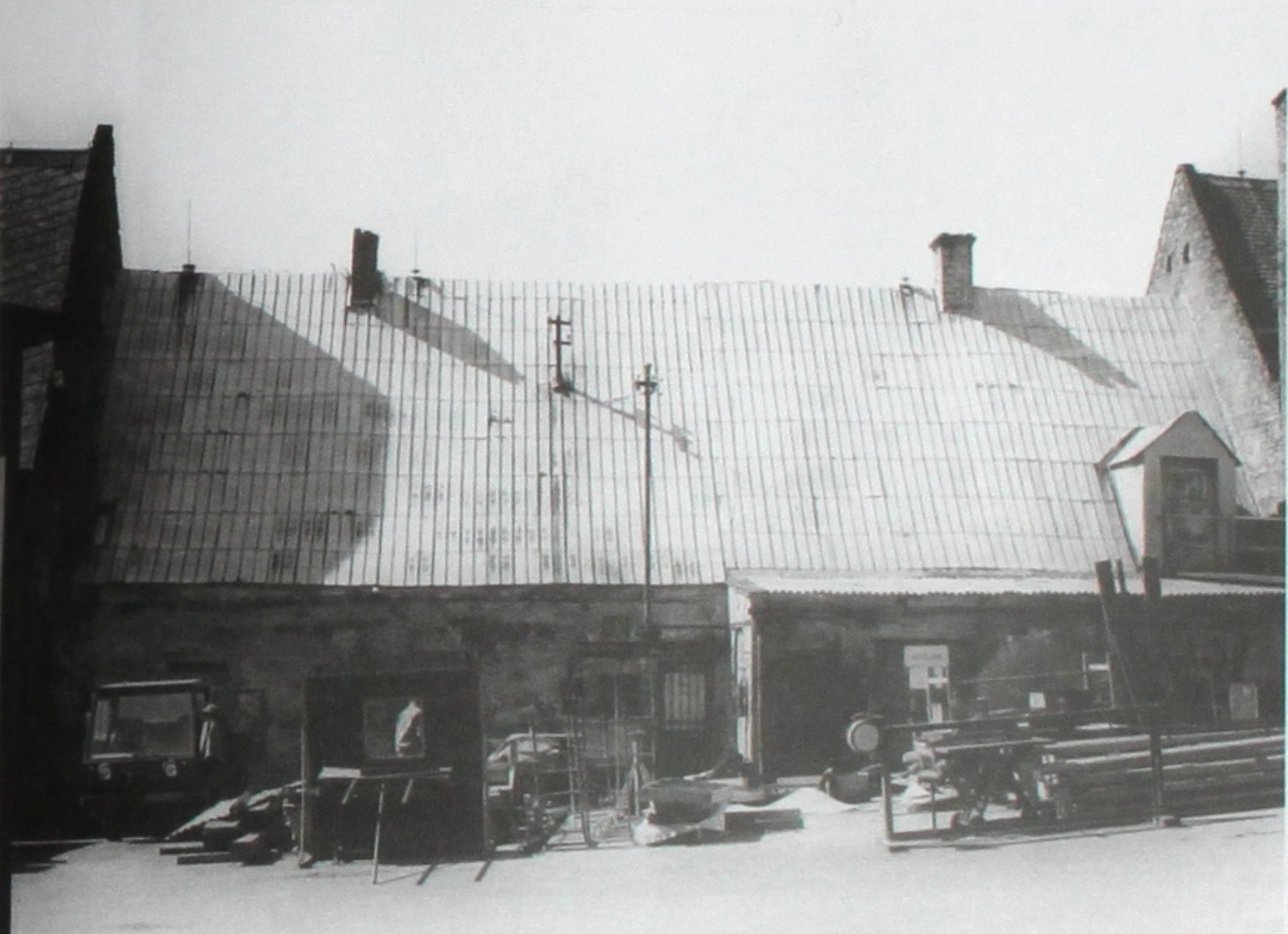 Zadní průčelí druhé části hlavní budovy, 1994